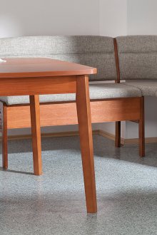 Ъглов сив диван в кухнята