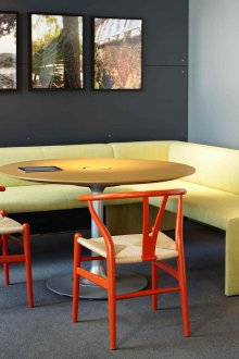 Ъглов диван зелен в кухнята