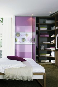 Ъглов гардероб с фотопечат за спалнята