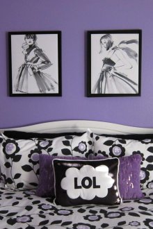 Plain wallpaper for a teenager's room