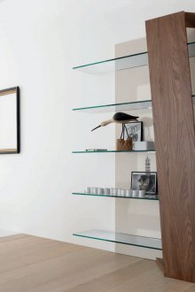 Необичаен отворен шкаф със стъклени рафтове