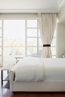 Мебели за спалня от бяла кожа