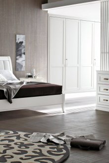 Мебели за спалня от бяло масивно дърво