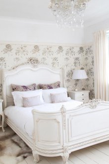 Бели мебели за спалня в стил Прованс