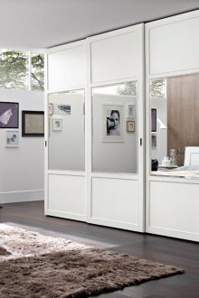 Бял гардероб в спалнята