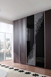 Голям тъмен шкаф за съхранение на всичко необходимо