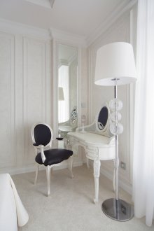 Бяла тоалетка за спалня