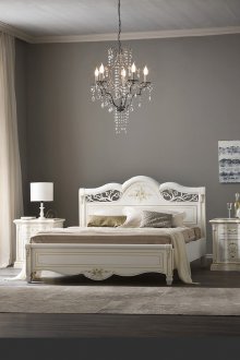 Бели мебели със злато за спалнята