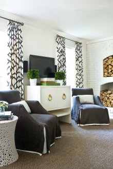 Черно-бели завеси с геометричен модел.