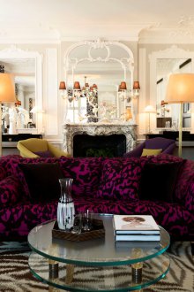 Черни и бели завеси в хола.