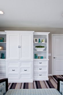 Бял многофункционален шкаф