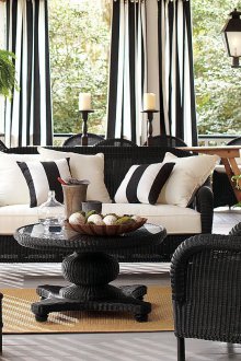 Черни и бели завеси на верандата