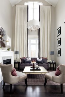 Черно-бели завеси на висок прозорец.