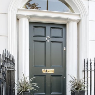 Черна врата към къщата