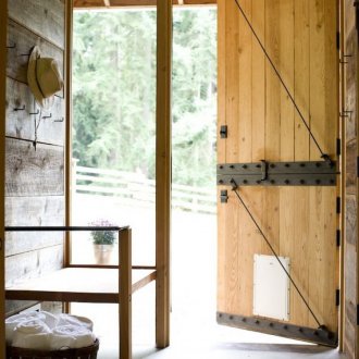 Врата на селската къща