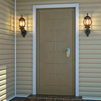 Метално-пластмасова врата към къщата