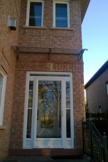 Пластмасова врата към къщата