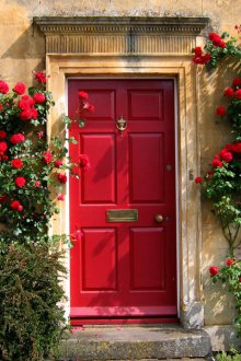 Червена врата към къщата