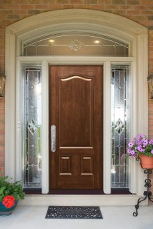 Врата към къщата с витраж