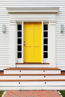 Жълта врата към къщата