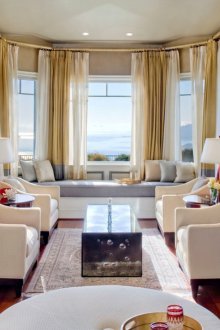 Златни завеси на прозореца