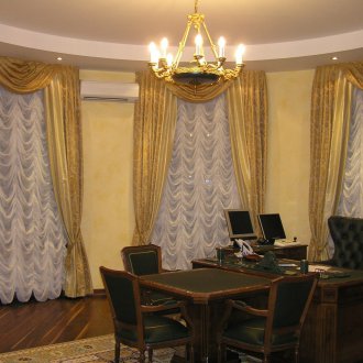 Златни завеси в офиса