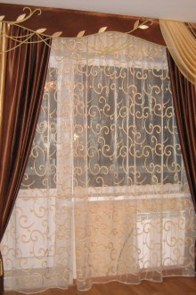 Златни завеси от брокат
