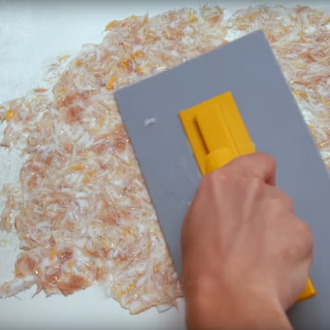 Meletakkan kertas dinding cecair dengan spatula