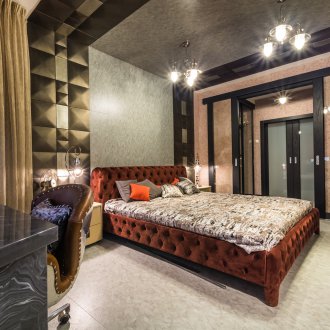 Kertas dinding cecair di siling bilik tidur