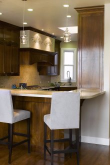 Bar indah yang diperbuat daripada kayu dan batu