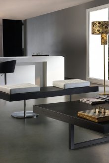 Kaunter bar putih di pedalaman