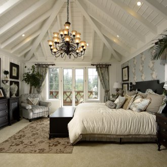 Бял дървен таван в спалнята