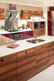 Kaunter bar digabungkan dengan meja di dapur