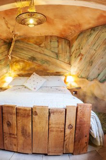 Дървено легло в спалнята