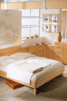 Мебели от масивно дърво в спалнята