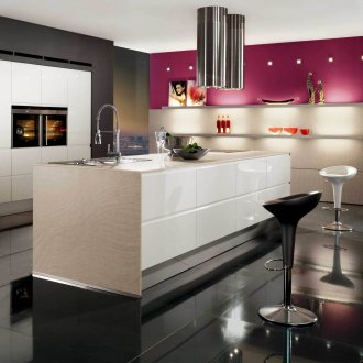 Bar yang indah di dapur dengan hujung glossy