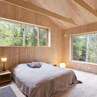 Минималистична дървена спалня