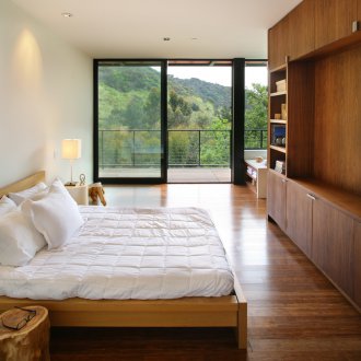 Дървен под в спалнята