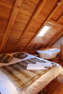 Дървена спалня с вана