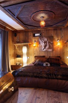 Дървена спалня в селска къща