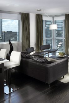 Kaunter bar memisahkan ruang dapur dan ruang tamu