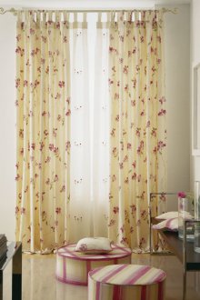Тесни цветни шарени завеси