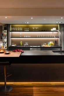 Kaunter bar hitam dan coklat di dalam kawasan gelap