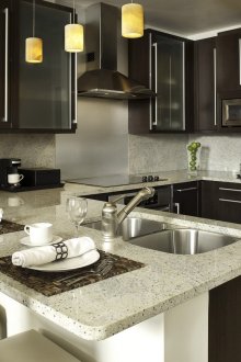 Countertop batu di dapur kecil