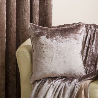 Кадифени лъскави завеси