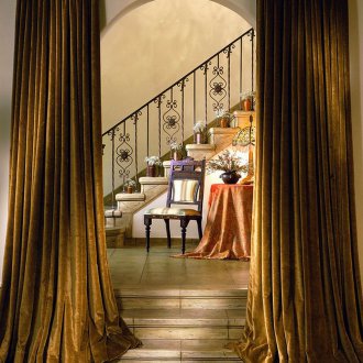 Кадифени завеси в къщата