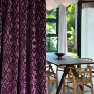 Кадифени лилави завеси