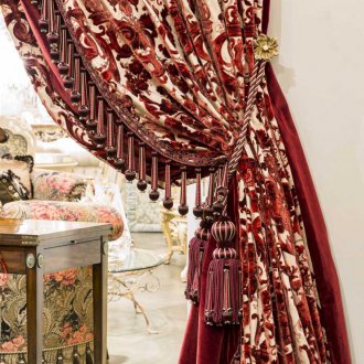 Кадифени червени завеси