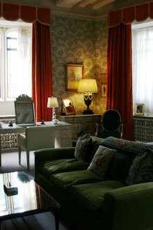 Кадифени завеси в спалнята