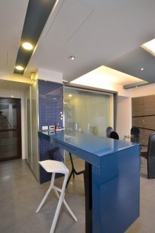 Kaunter bar berkilat biru